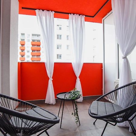 Trendy Apartment Near City Center Орадя Экстерьер фото