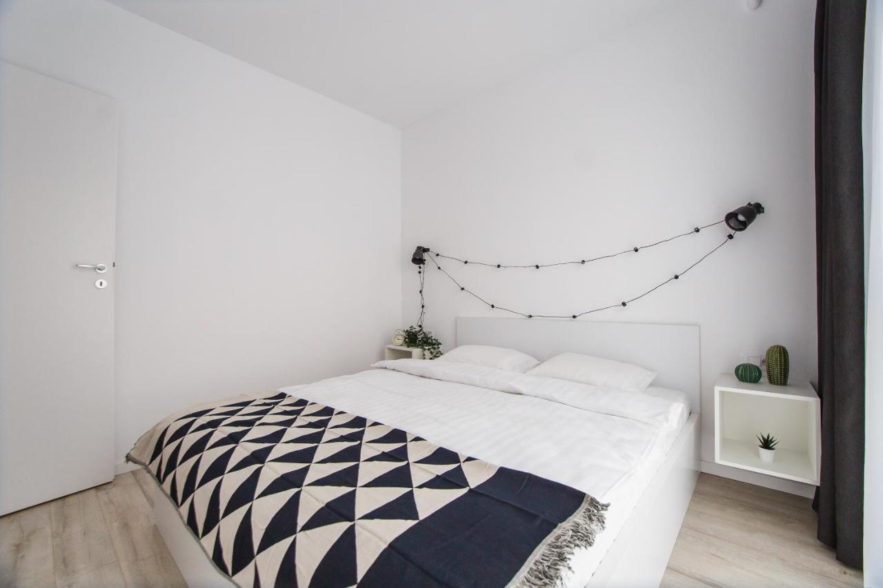 Trendy Apartment Near City Center Орадя Экстерьер фото